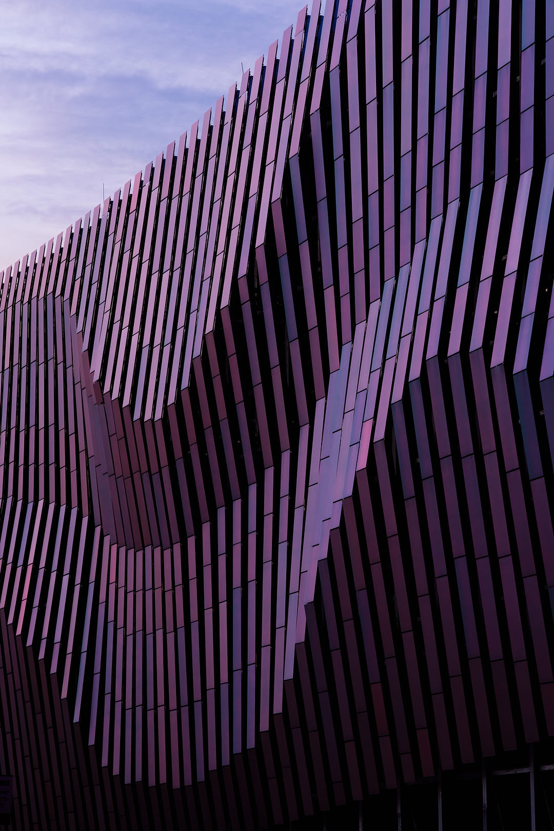 Solarfassade mit vertikalen Lamellen
